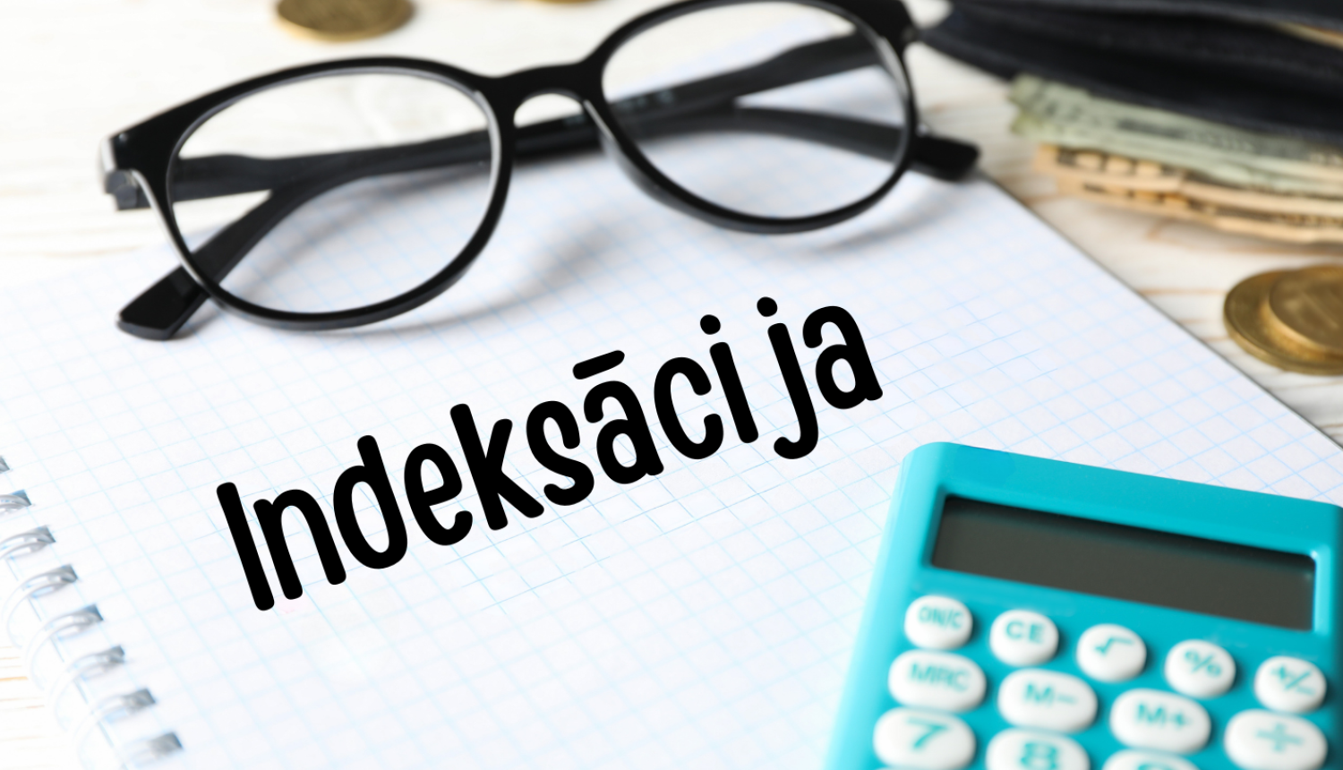 atvērta burtnīca ar kalkulatoru un brillēm, uzraksts indeksācija