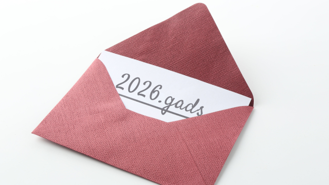 Atvērta aploksne, kurā lapiņa ar uzrakstu 2026.