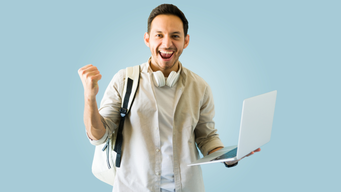 Priecīgs students ar datoru rokās