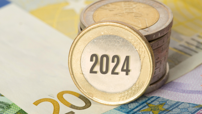 Monētas saliktas vienas uz otru. Vienai monētai uzraksts - 2024