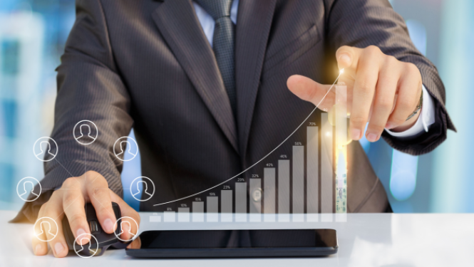 cilvēks ar statistikas datiem