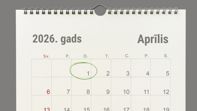 Kalendārs ar datumiem. 2026. gads, aprīlis. Ar zaļu apli apvilkts pirmais datums.