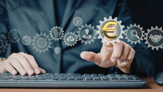 Cilvēks pie datora nospiež digitālu eiro simbolu uz virtuālu zobratu ķēdes, kas attēlo automatizētus finanšu un aprēķinu procesus.