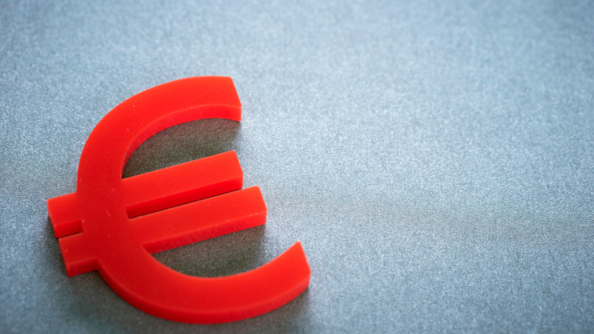 Pelēks fons sarkanai eiro zīmei