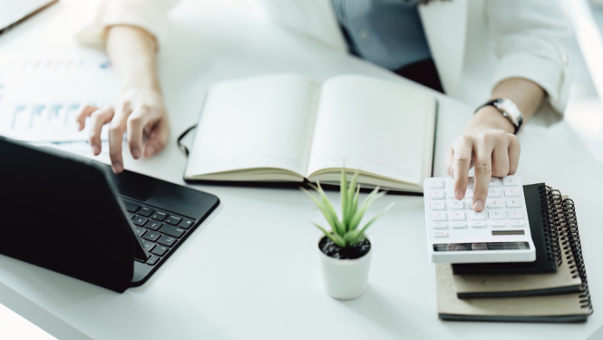 galds ar datoru un dokumentiem