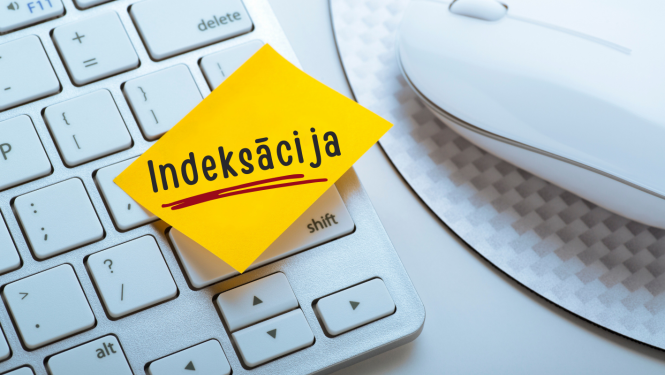 Daļa no baltas klaviatūras un datorpeles. Uz klaviatūras uzlīmēta dzeltena lapa ar vārdu – Indeksācija.