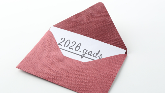 Atvērta aploksne, kurā lapiņa ar uzrakstu 2026.