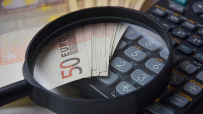 Zem lupas 50 eiro naudas zīmes un kalkulatora taustiņi