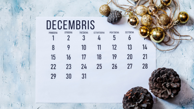 Decembra kalendāra lapa uz kuras čiekuri un zeltītas eglīšu rotājums