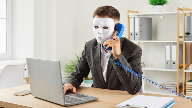 cilvēks maskā runā pa telefonu