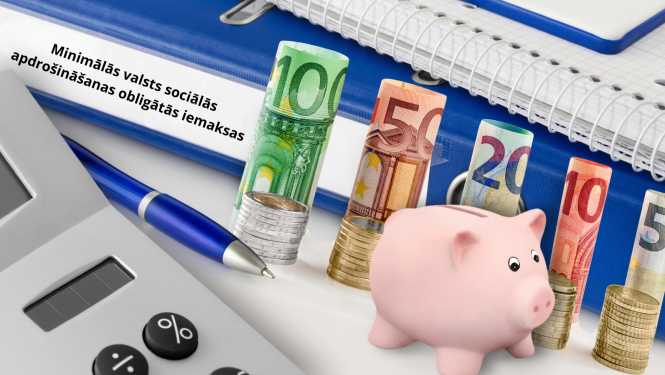 Uz galda novietots pelēks kalkulators, krājkase cūkas izskatā un sarullētas papīra nauda zīmes.