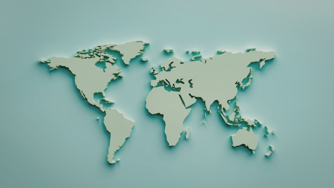 Stilizēta 3D pasaules karte minimālisma stilā uz zilganzaļa fona. Kontinenti attēloti gaiši zaļā tonī ar asām malām un mīkstām ēnām, radot telpisku un modernu vizuālo tēlu.