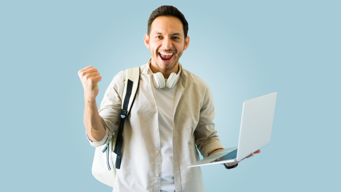 Priecīgs students ar datoru rokās