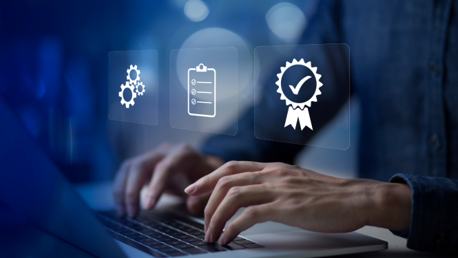 Rokas tuvplānā, kuras uzliktas uz portatīvā datora klaviatūras. 