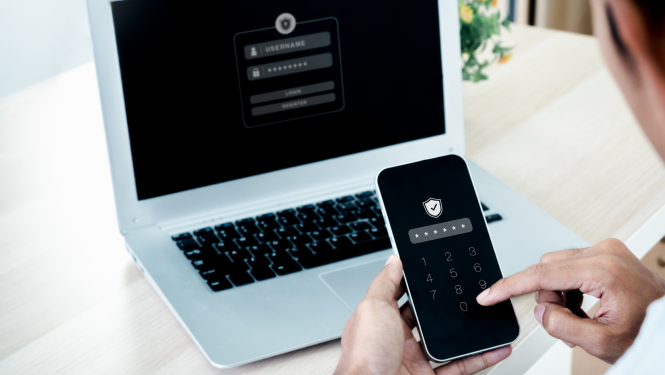 portatīvais dators un telefons