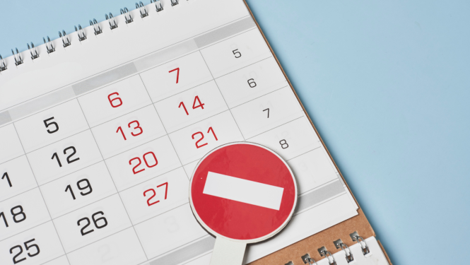 Galda kalendārs ar sarkanu aizlieguma zīmi, kas novietota uz datuma 27