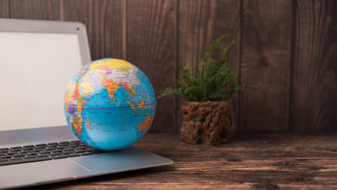 Globuss, kas novietots uz klēpjdatora