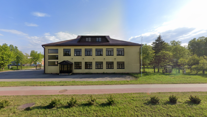 Divstāvu ēkas fasāde