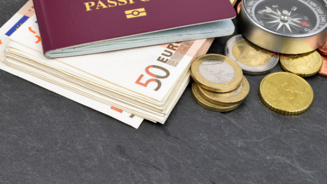 Pase uzlikta virsū 50 eiro naudaszīmēm