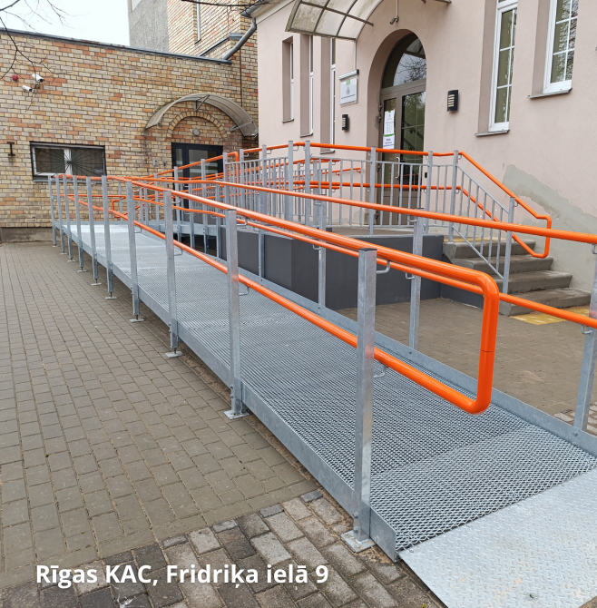 Ēkas fasāde ar uzbrauktuvi invalīdiem