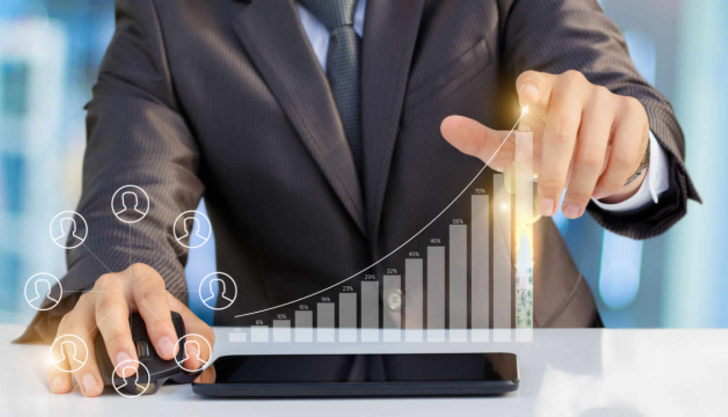 cilvēks ar statistikas datiem