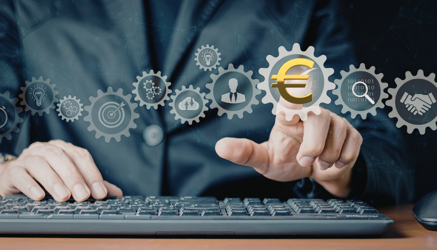 Cilvēks pie datora nospiež digitālu eiro simbolu uz virtuālu zobratu ķēdes, kas attēlo automatizētus finanšu un aprēķinu procesus.