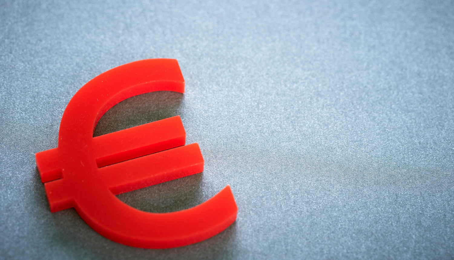 Pelēks fons sarkanai eiro zīmei