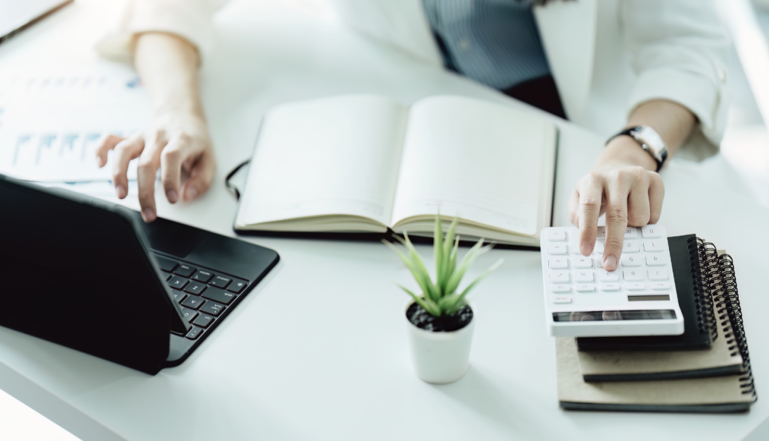 galds ar datoru un dokumentiem