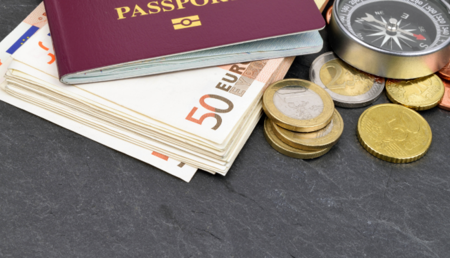 Piecdesmit eiro banknotes ar monētām, uz kurām uzlikta pase.