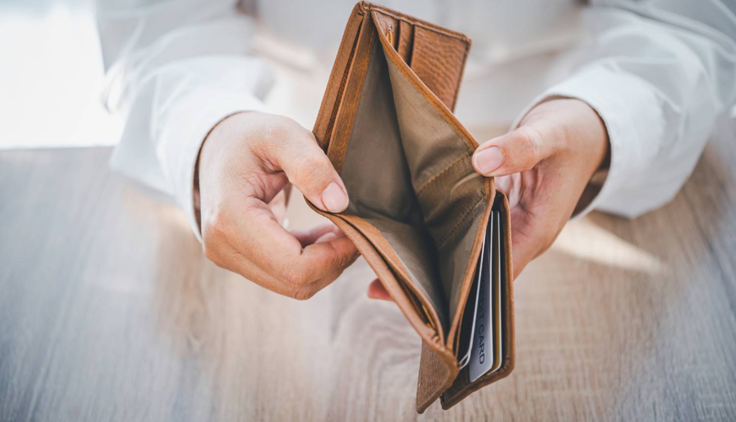 Rokas ar naudas maku