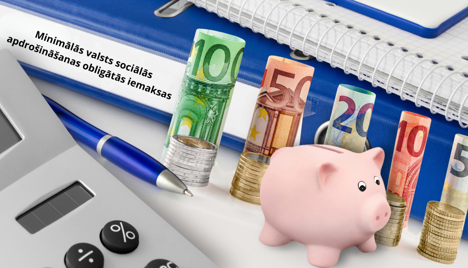 Uz galda novietots pelēks kalkulators, krājkase cūkas izskatā un sarullētas papīra nauda zīmes.
