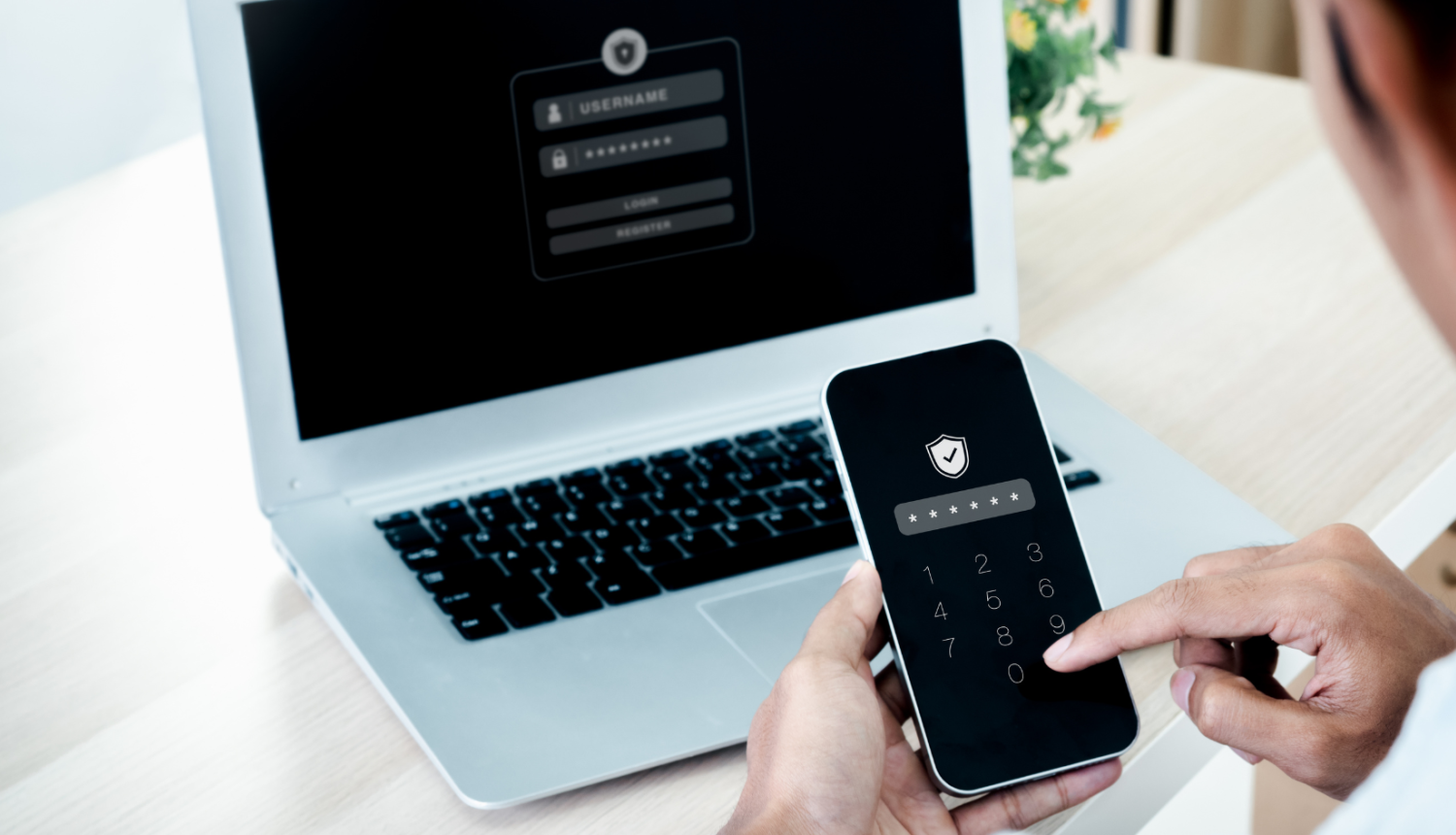 portatīvais dators un telefons