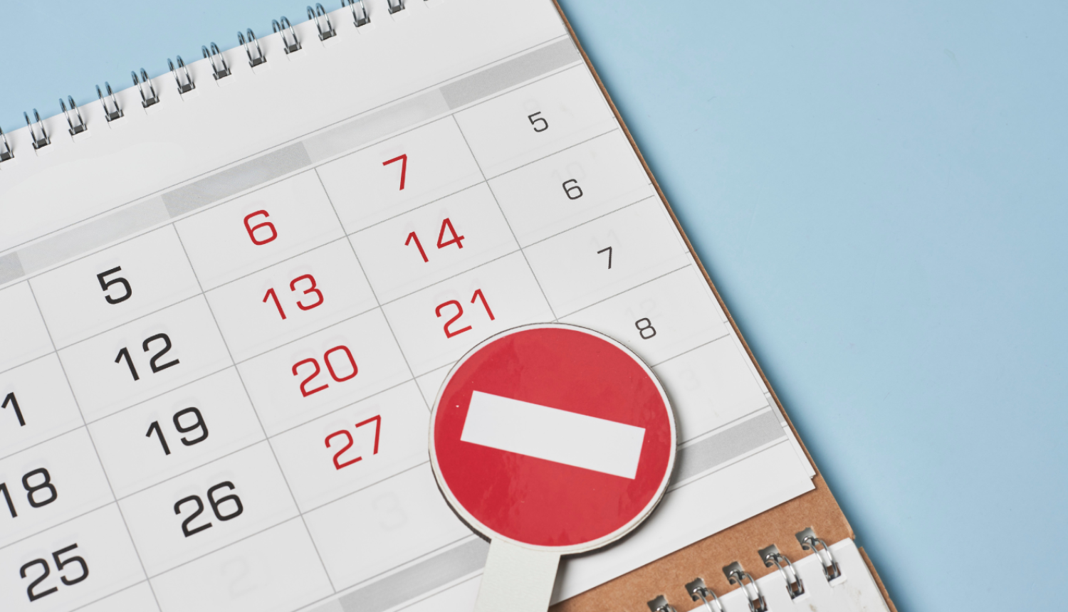 Galda kalendārs ar sarkanu aizlieguma zīmi, kas novietota uz datuma 27