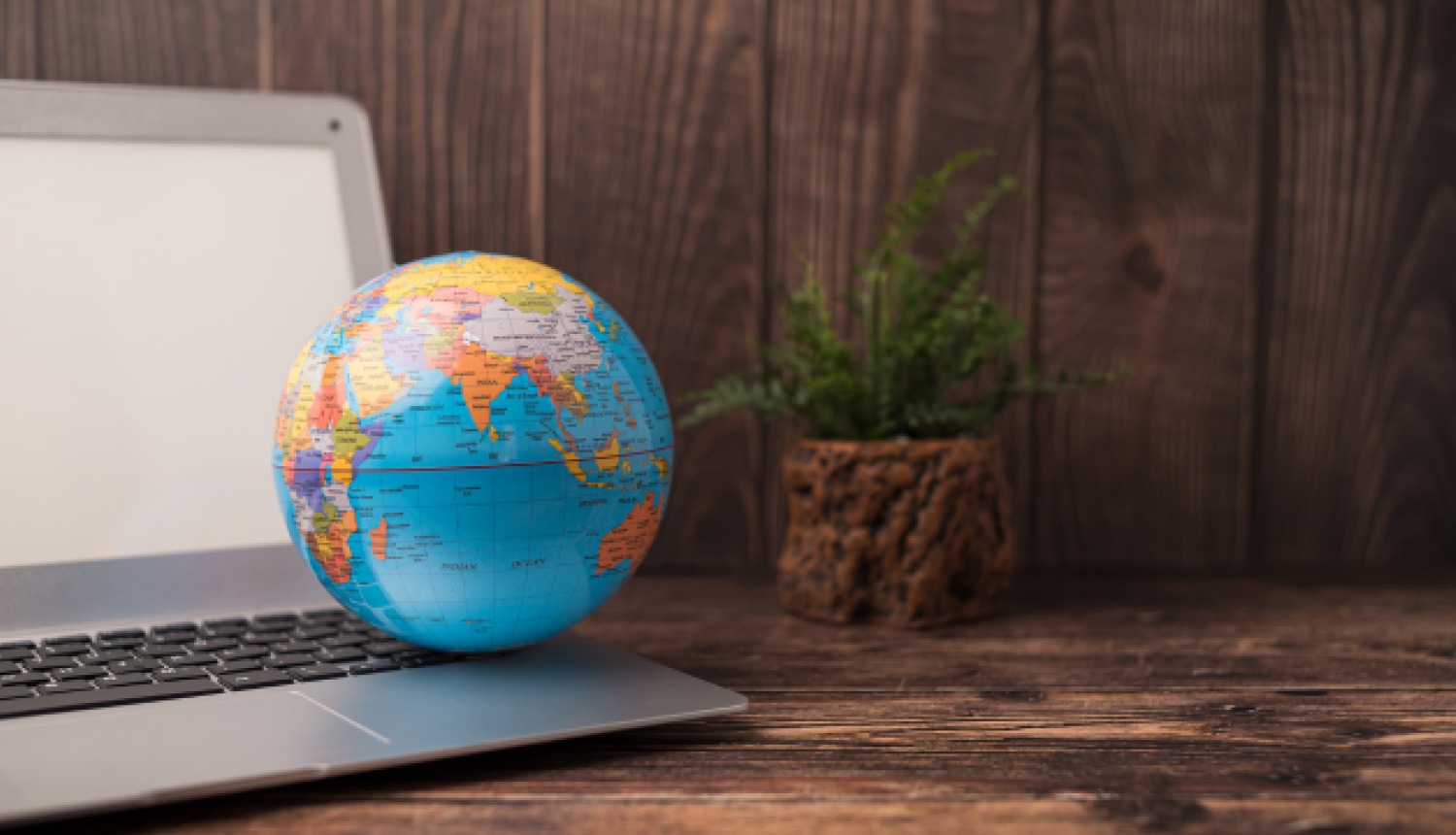 Globuss, kas novietots uz klēpjdatora