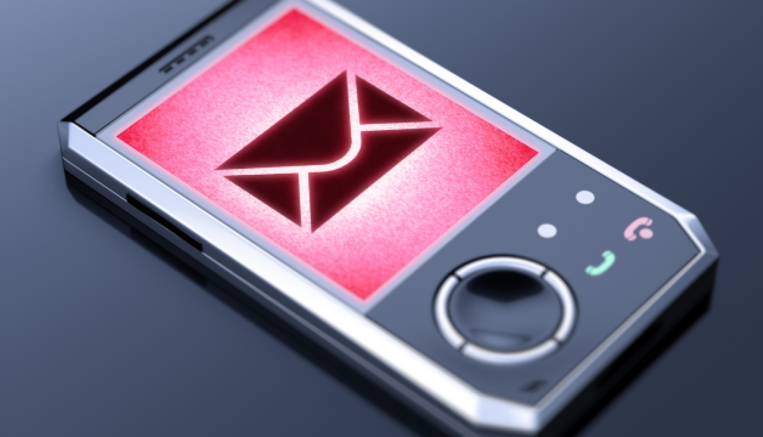 Pelēks fons. Pelēks mobilais telefons. Mobilā telefona ekrāns sarkans ar aploksnes piktogrammu.