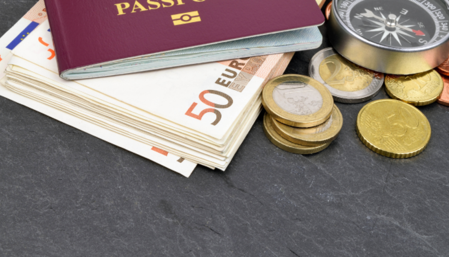 Pase uzlikta virsū 50 eiro naudaszīmēm